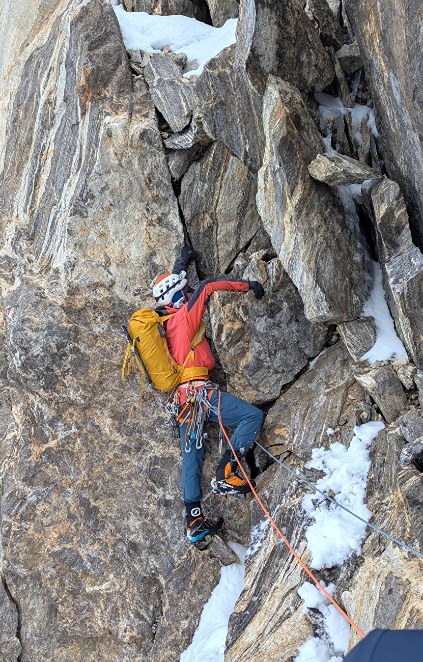 Niek de Jonge climbing awkward rock on Chotzangma West.