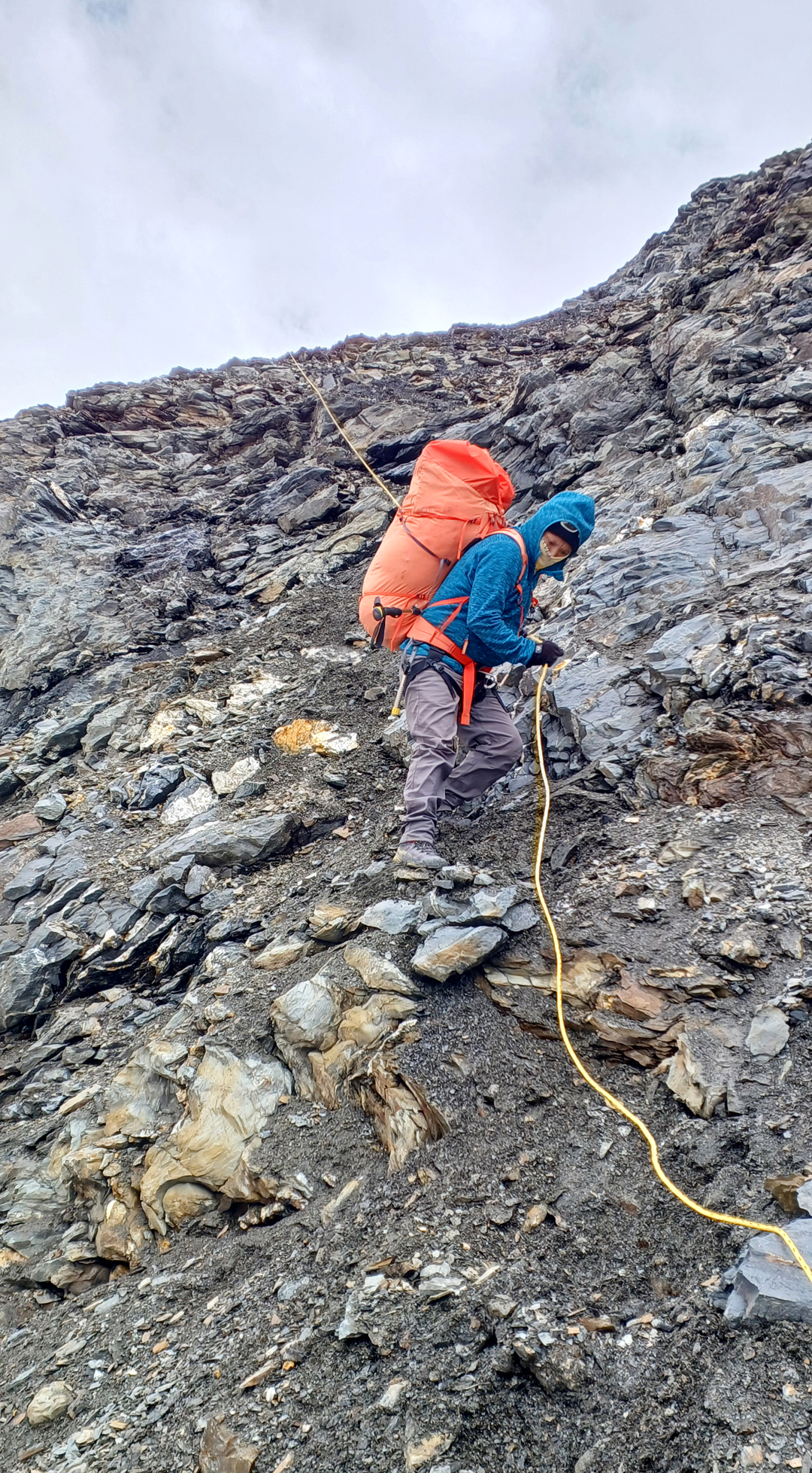 Descending the north flank of the northeast ridge of Shingo South. Rope was left fixed to aid the return trip.  