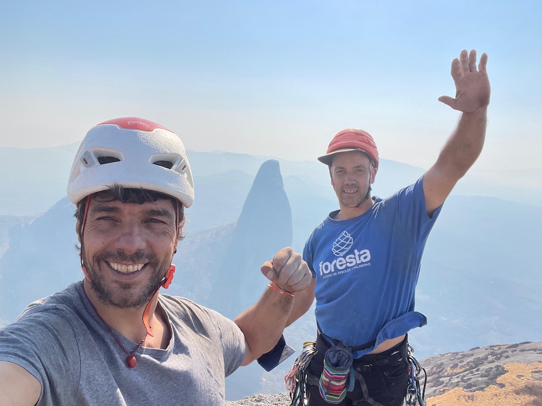 Indi Gutiérrez (left) and Manu Ponce on the highest summit of Ngoku (1,550m) with Kaikiawila visible behind.  
