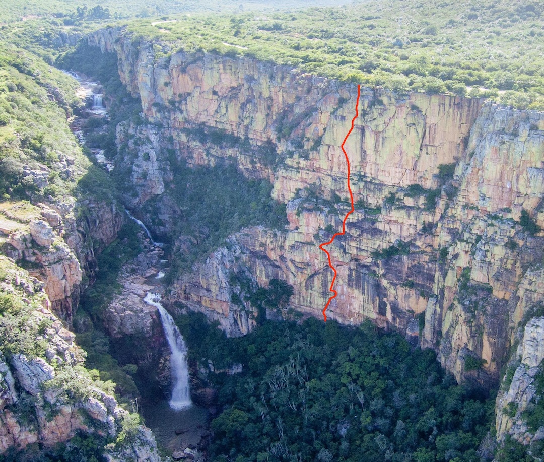 The seven-pitch line of Loucos Mais Felizes at Serra da Laba. 