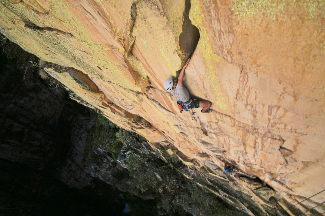 Alexander Irurzun jams impeccable quartzite on the sixth pitch of Loucos Mais Felizes (7 pitches, 6b+ C1), a new route at Serra da Leba. The full route will go free at around 7c.