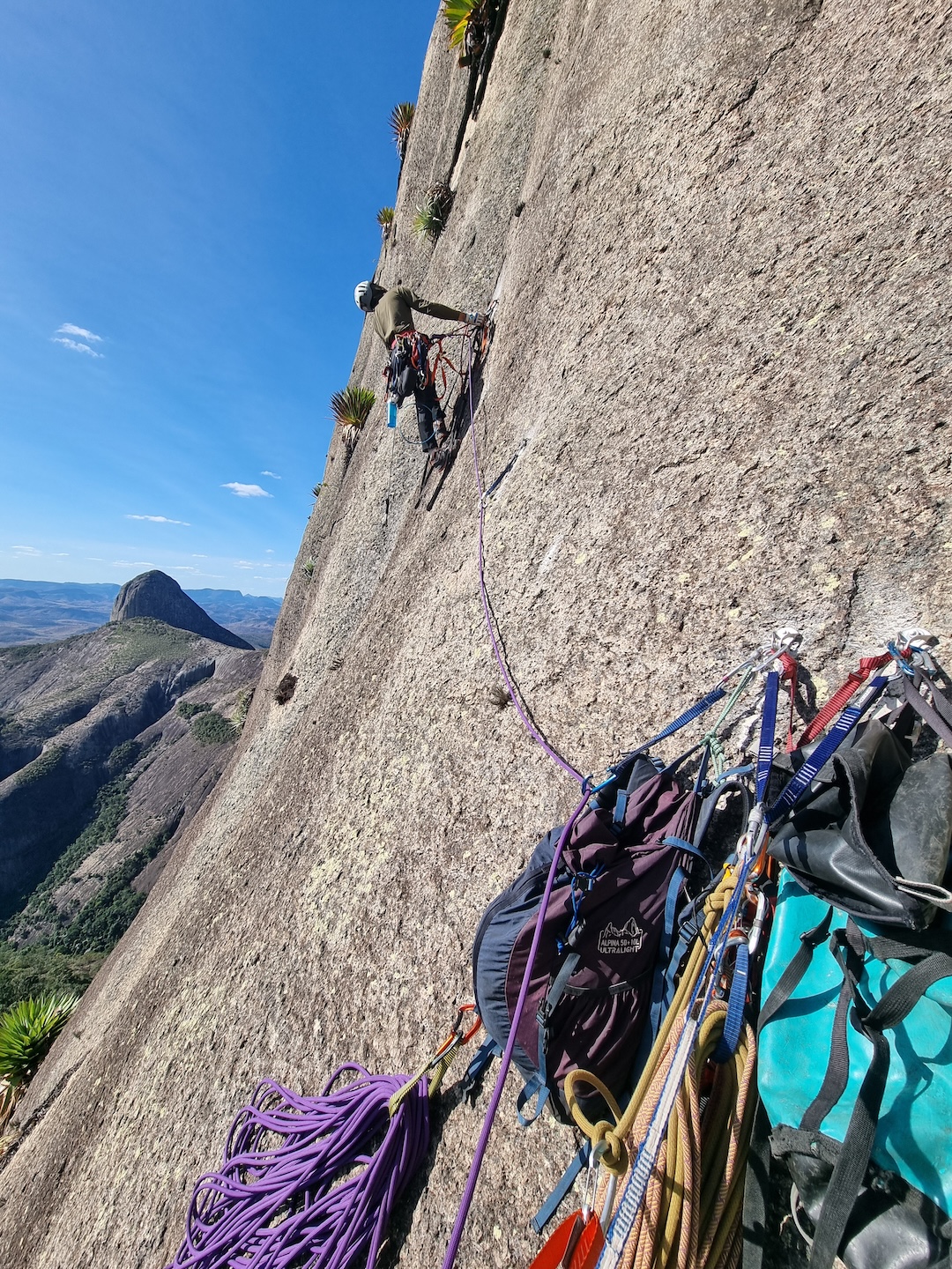 Elcio Muliki opens pitch 13 of Folia do Dovino (1,200m, 7c+) a new route on Pedra Riscada. 