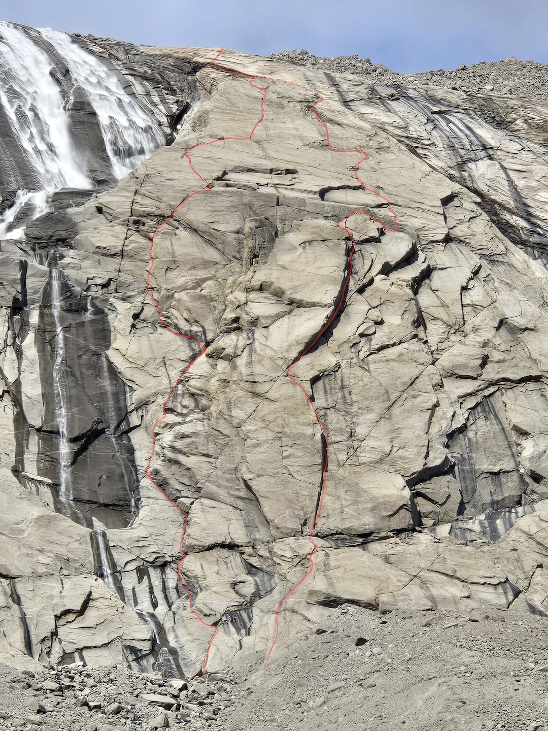 Route overlay of Où Sont Passés Les Tuyaux? (360m, 5.10+) on the left and Aalaapi (375m, 5.10) on the right. Both routes are located on the east/southeast face of Thor Shelter Crag.  