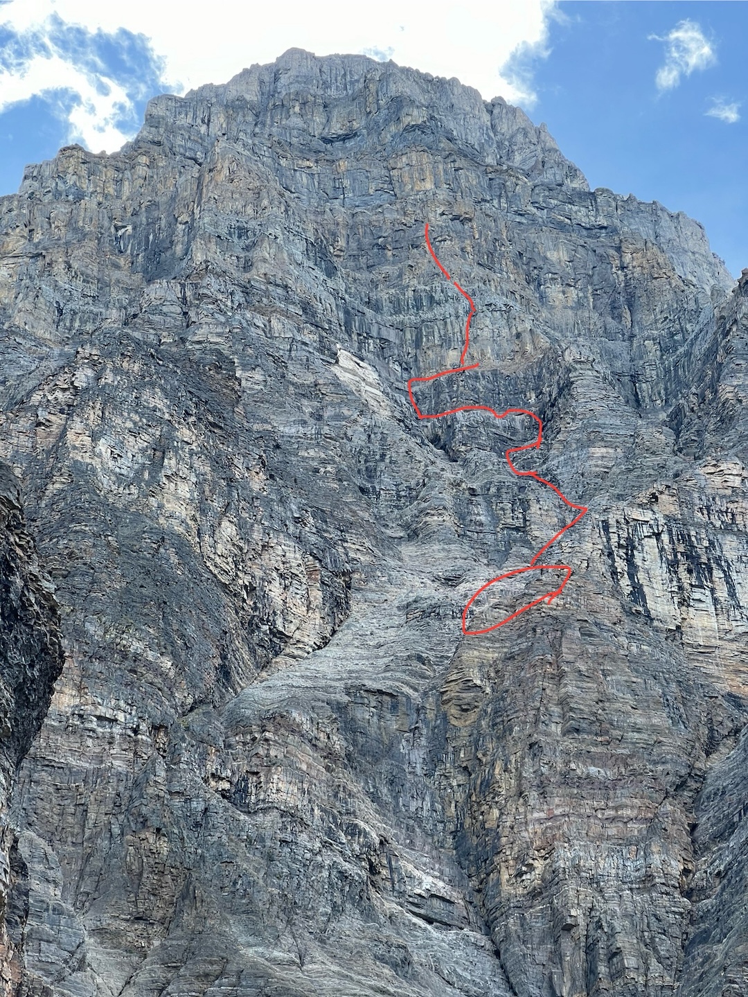 Approximate line of Snafflehound Spine (850m, TD+, 5.10+) on the east face of Mt. Chephren. At the high point, the climbers joined the 1965 original route on the face and followed it to the top.