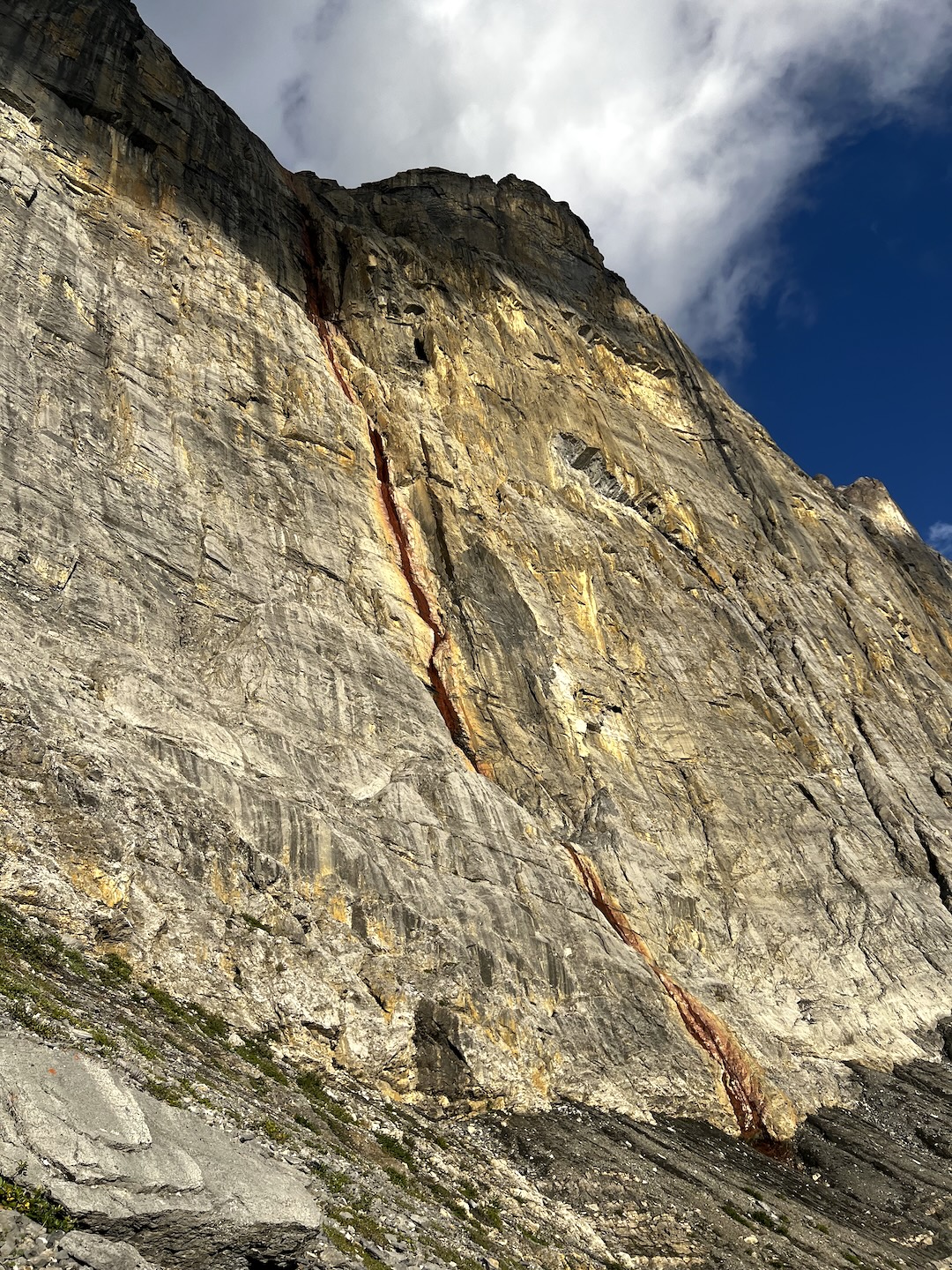 The route Iron Tears (465m, TD- 5.11-) ascends the corner systems to the right of the red streaks. 