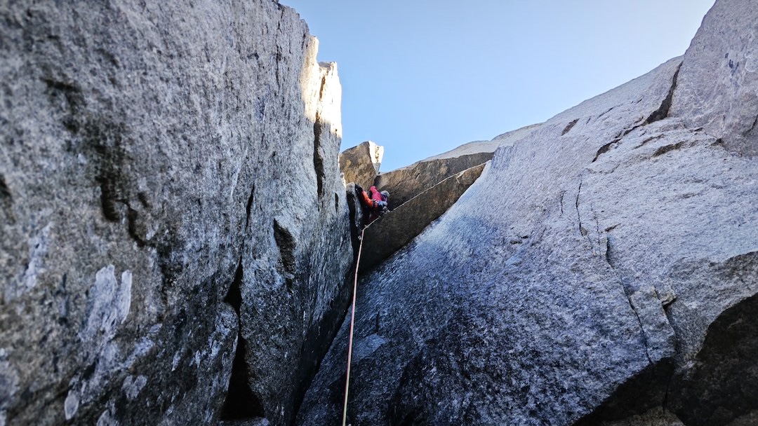 Violeta Sepúlveda leading the crux roof section on pitch six of La Casa de Las Diosas (220m, 5.11+ C1) on the north face of Mini Asgard. 