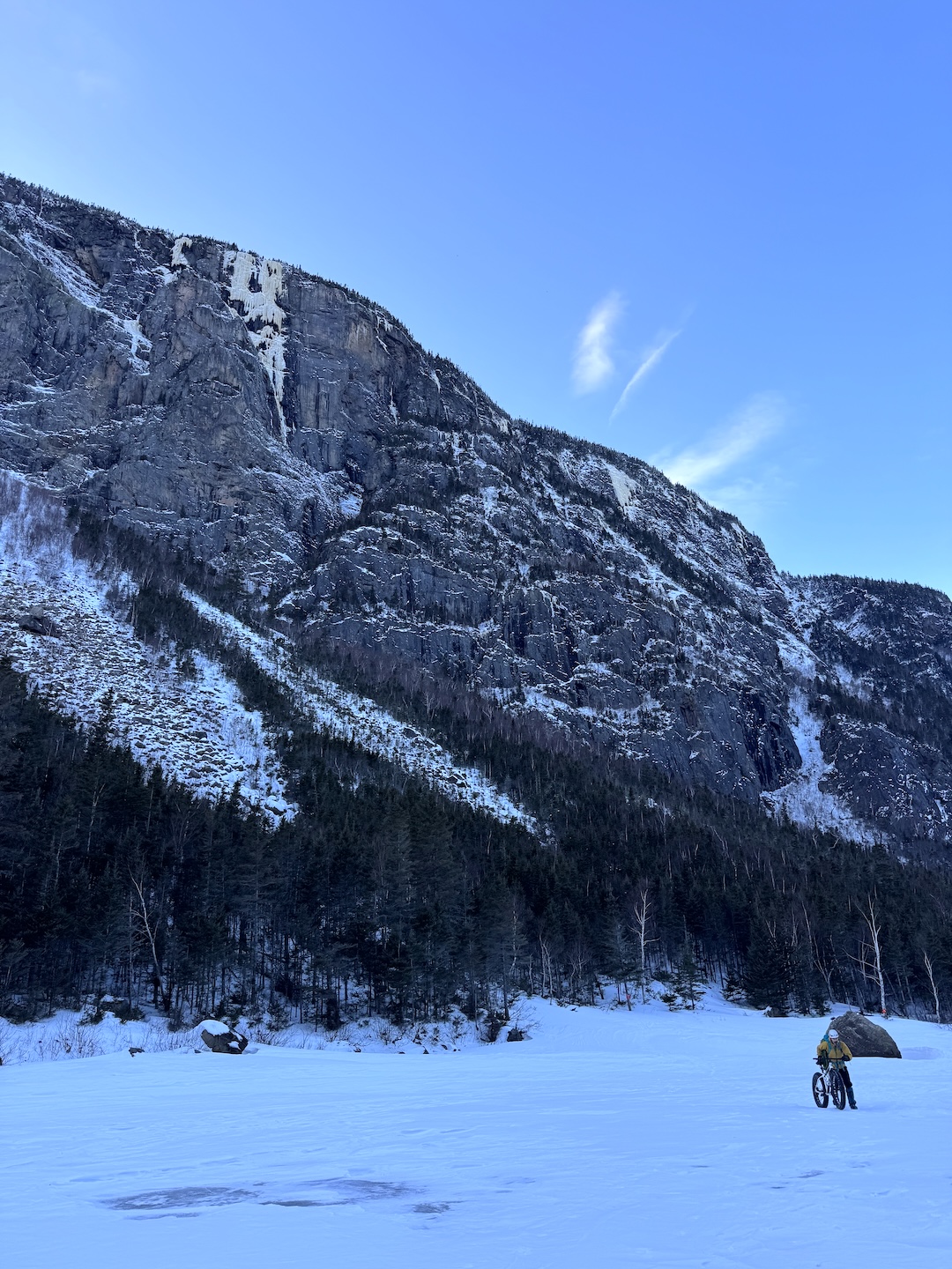 La Pomme d’Or is the most prominent ice line in the center.