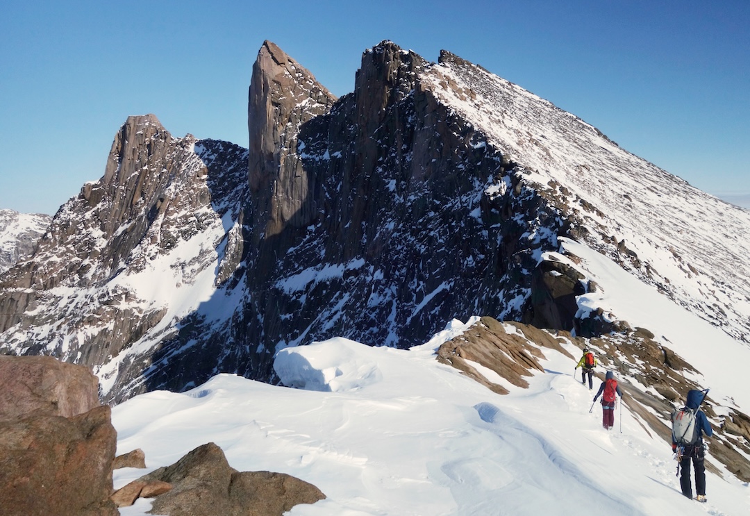 Traversing the three-kilometer west ridge toward Minas Tirith (1,950m), the sharp peak in the center. 