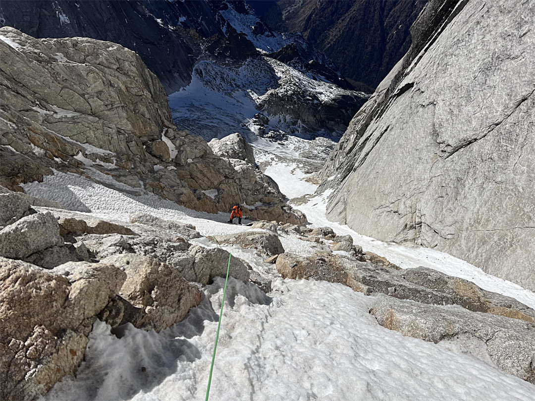 In the approach couloir on the west flank of Siguniang’s north ridge. The granite wall on the right is part of the southwest flank of Siguniang North. 