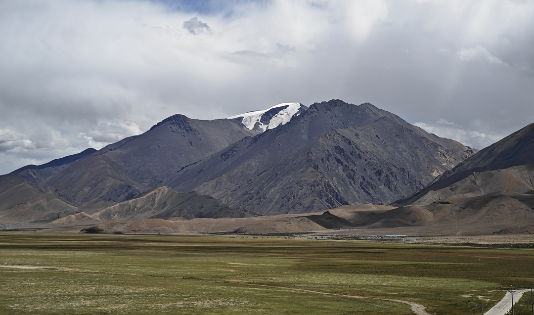 Junmai Xuewai Kangri (ca 6,223m), seen from the ruins of Rutog Dzong to the northwest. It rises approximately 2,000 meters above the Rutog Valley. 