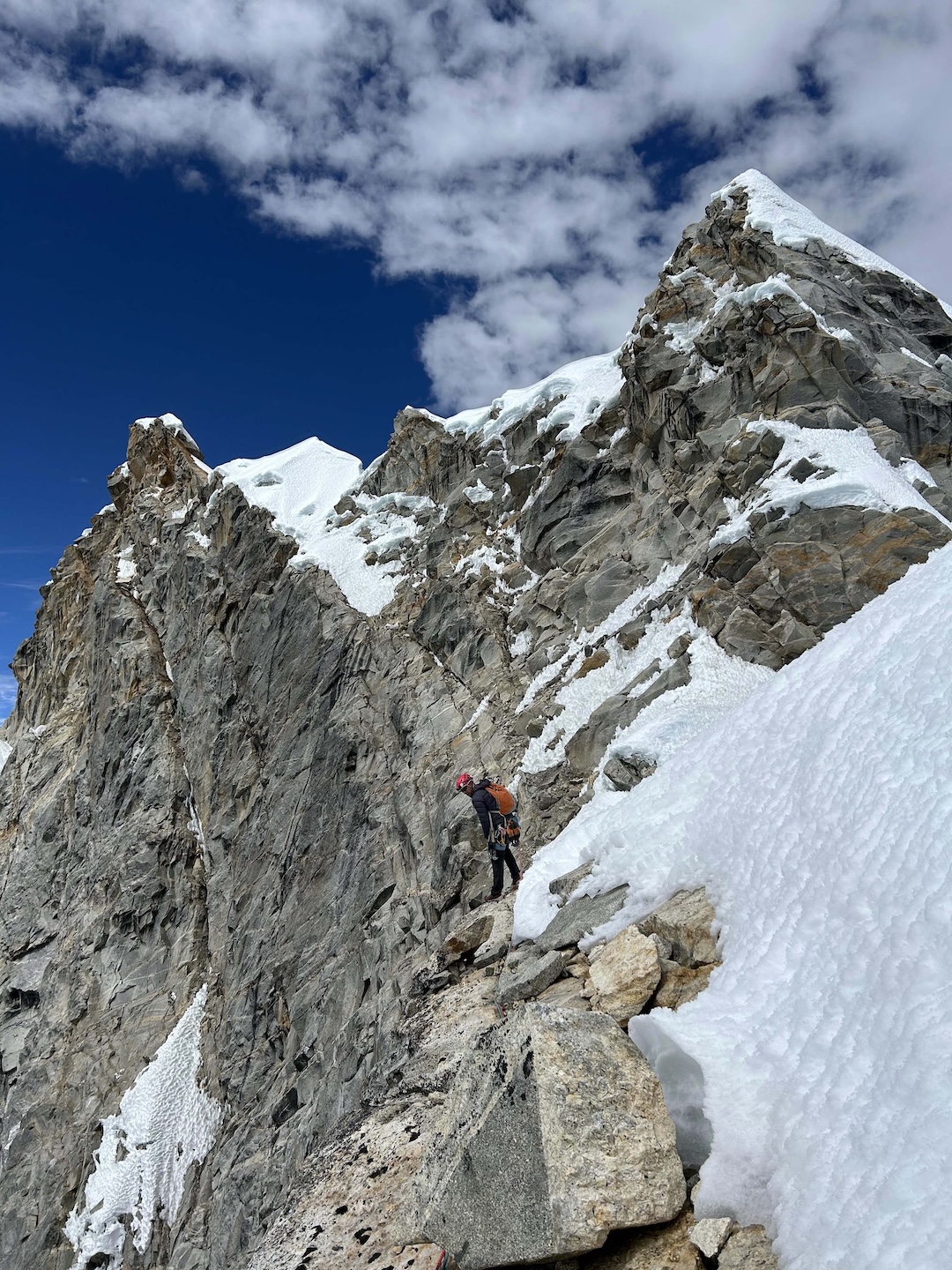 Alejandro Ubeda on the shoulder of Cashan Oeste looking for the Pou brothers’ rappel route from 2019. Finding only a cut cord, the 2025 team established their own rappel route from the shoulder. 