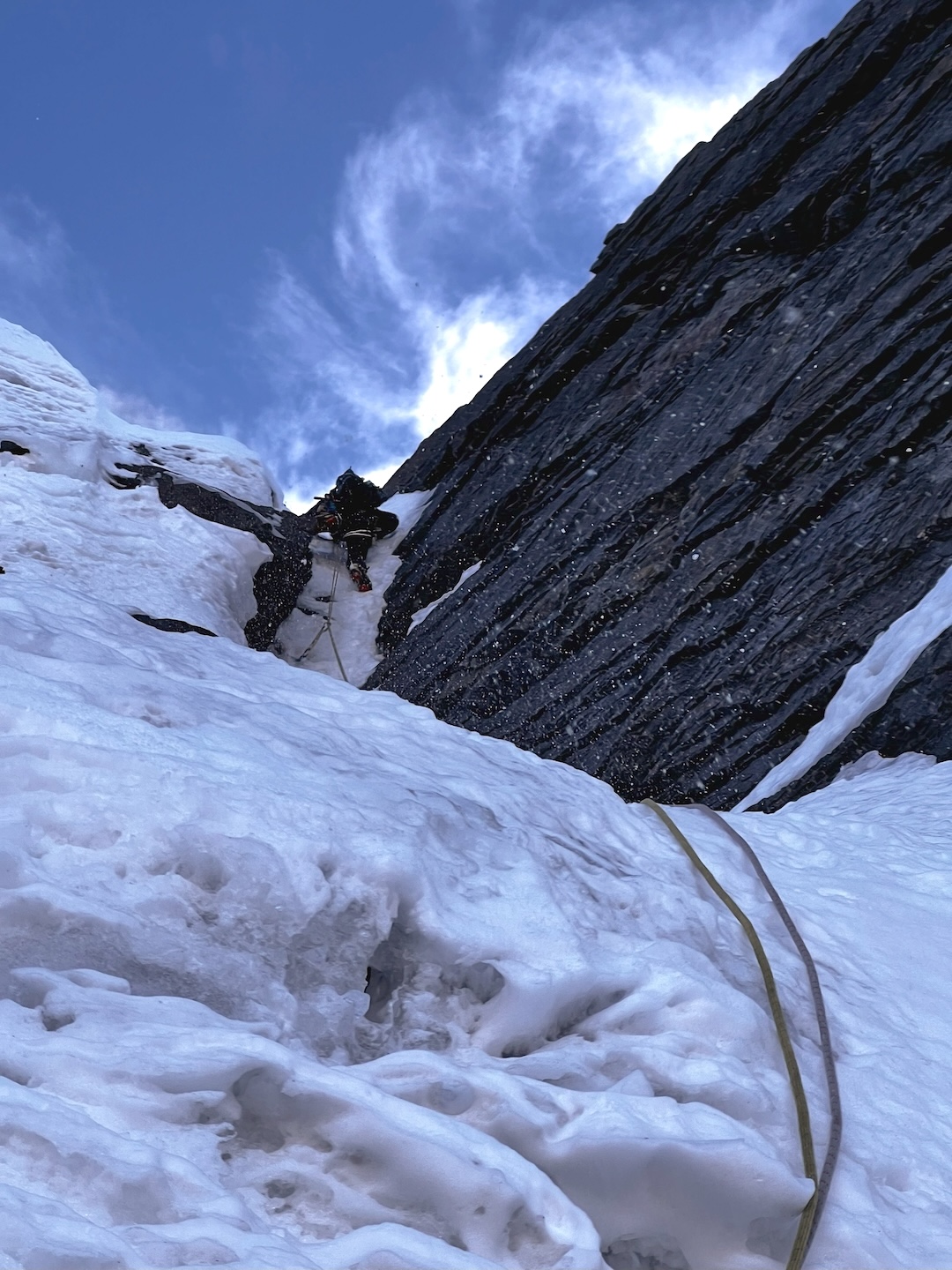 Hana Zelič in a narrow chimney that allowed the climbers to reach easier slopes in the middle of the south face of Nevado Mururaju.