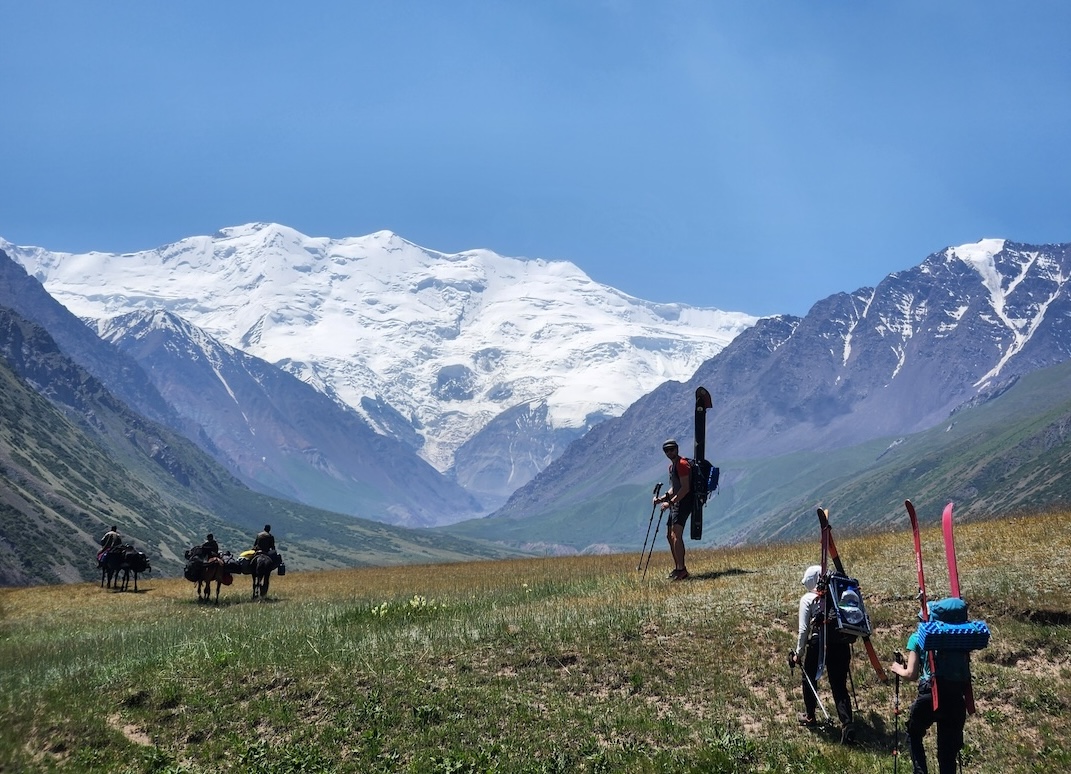 Hiking into the Nura Valley, with the imposing wall of Kypym-Top-Taz (Kurum-Tor-Tag, 5,766m) filling the view in the background. 