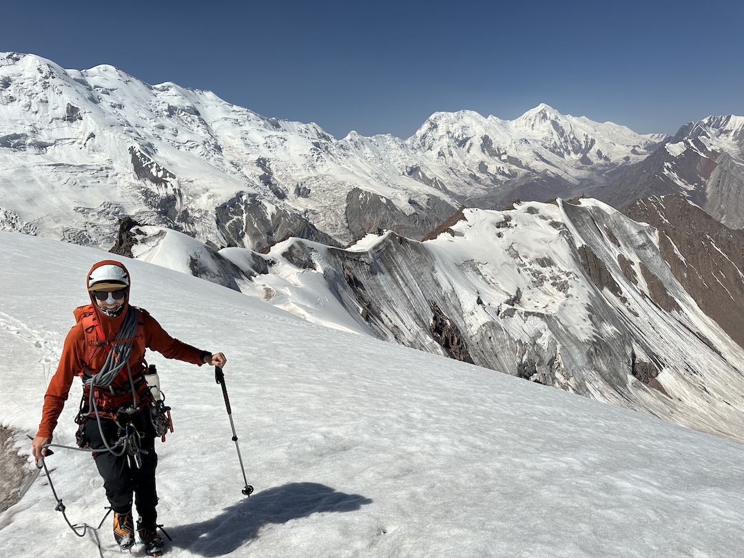 Looking back over the foreground line of peaks in the Nura basin traversed in 2025; all four peaks are in the 4,600-meter range. Along the main divide in back are Kypym-Top-Taz (5,766m, left), flat-topped Peak 6,022m (Pik Eylera/Euler Peak on some maps), and the pyramid of Zarya Vostoka (6,349m) at far right. 