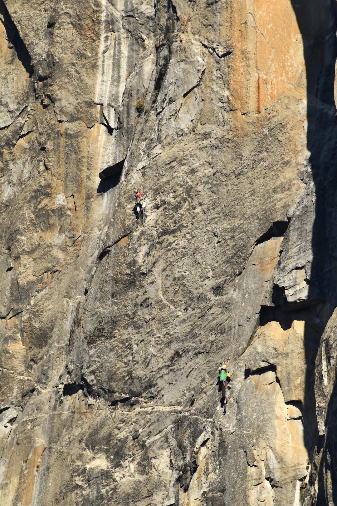 A pitch on Cardiac Arrest (VI 5.8 A3) shared with Verano Magico (VI 5.10 A4, Gallego-Gallego, 1985). Tippett had planned to climb a run-out, technical hooking pitch through the dark featured rock, but it turned out to have a lot of hard-to-see bathooks and 40-year-old rivets. 