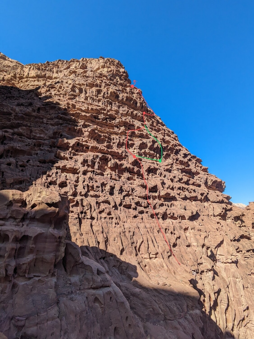 Overview of the lower wall on Makluba, Jebel Um Ejil. The green line marks a variation on pitch two.  
