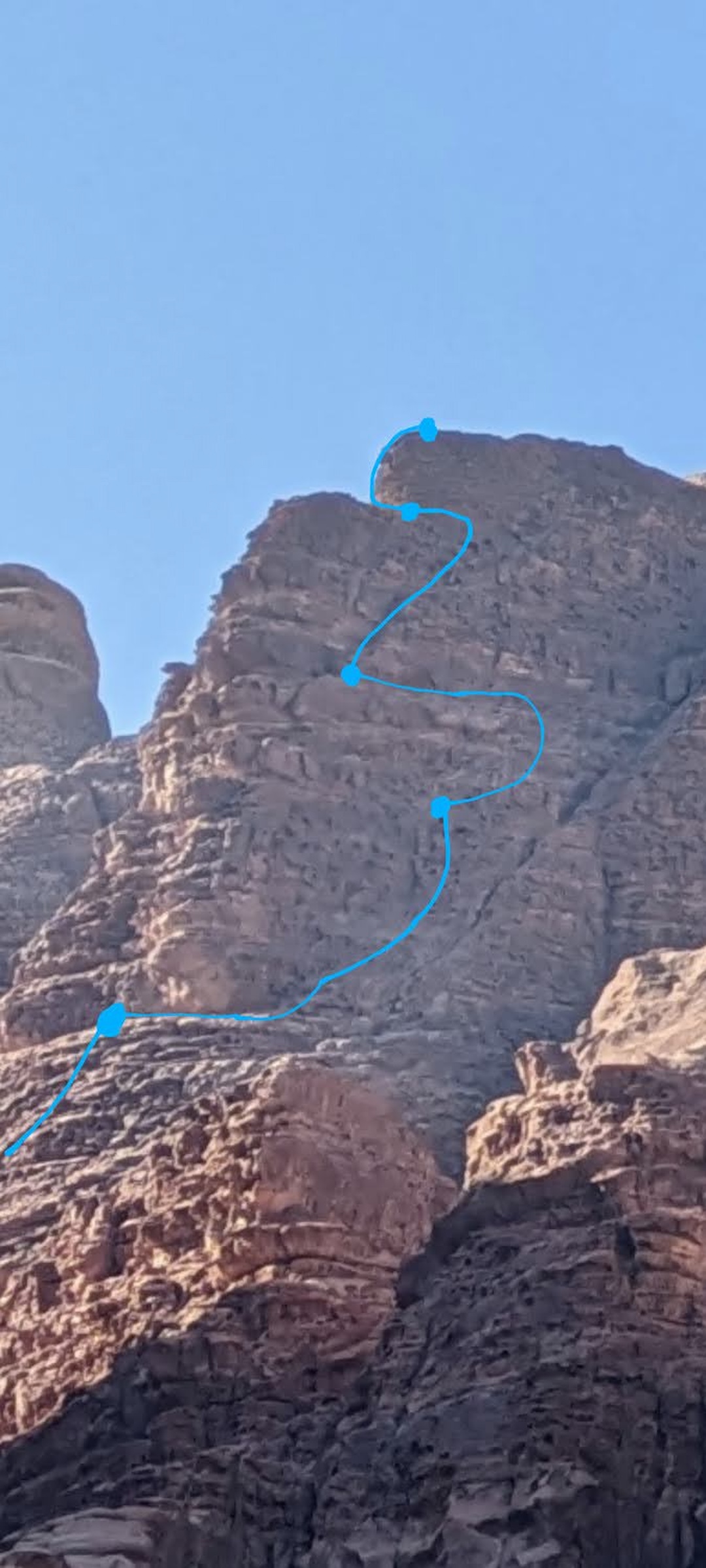 Overview of the upper route on Makluba, Jebel Um Ejil. 
