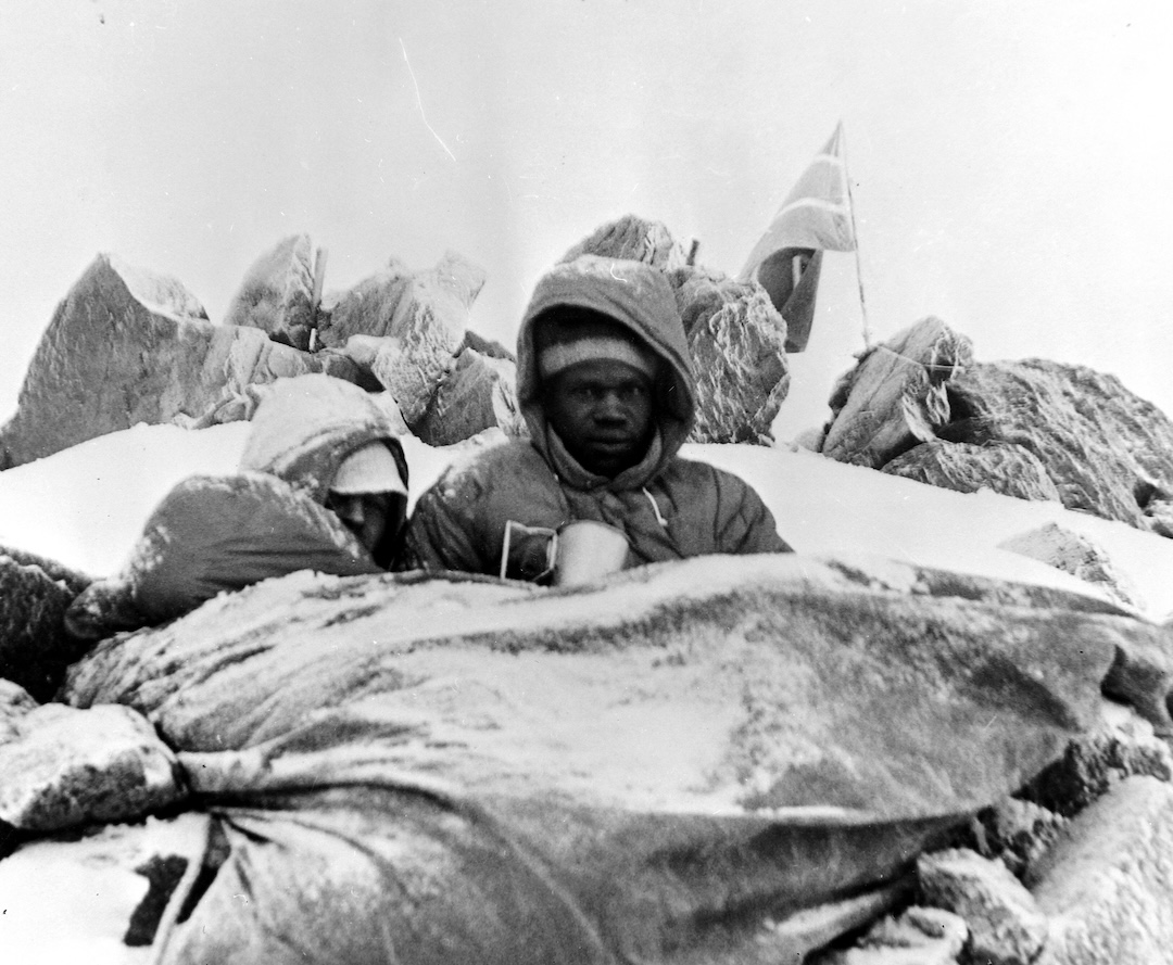 Kisoi Munyao (right) and Denis Rutovitz on Nelion’s summit after spending the night there to mark Kenyan independence in December
1963. 